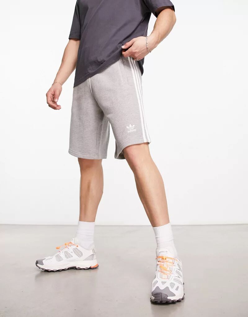 adidas Originals – серые шорты с тремя полосками леггинсы hd4368 adidas g3stight medium grey heather 110