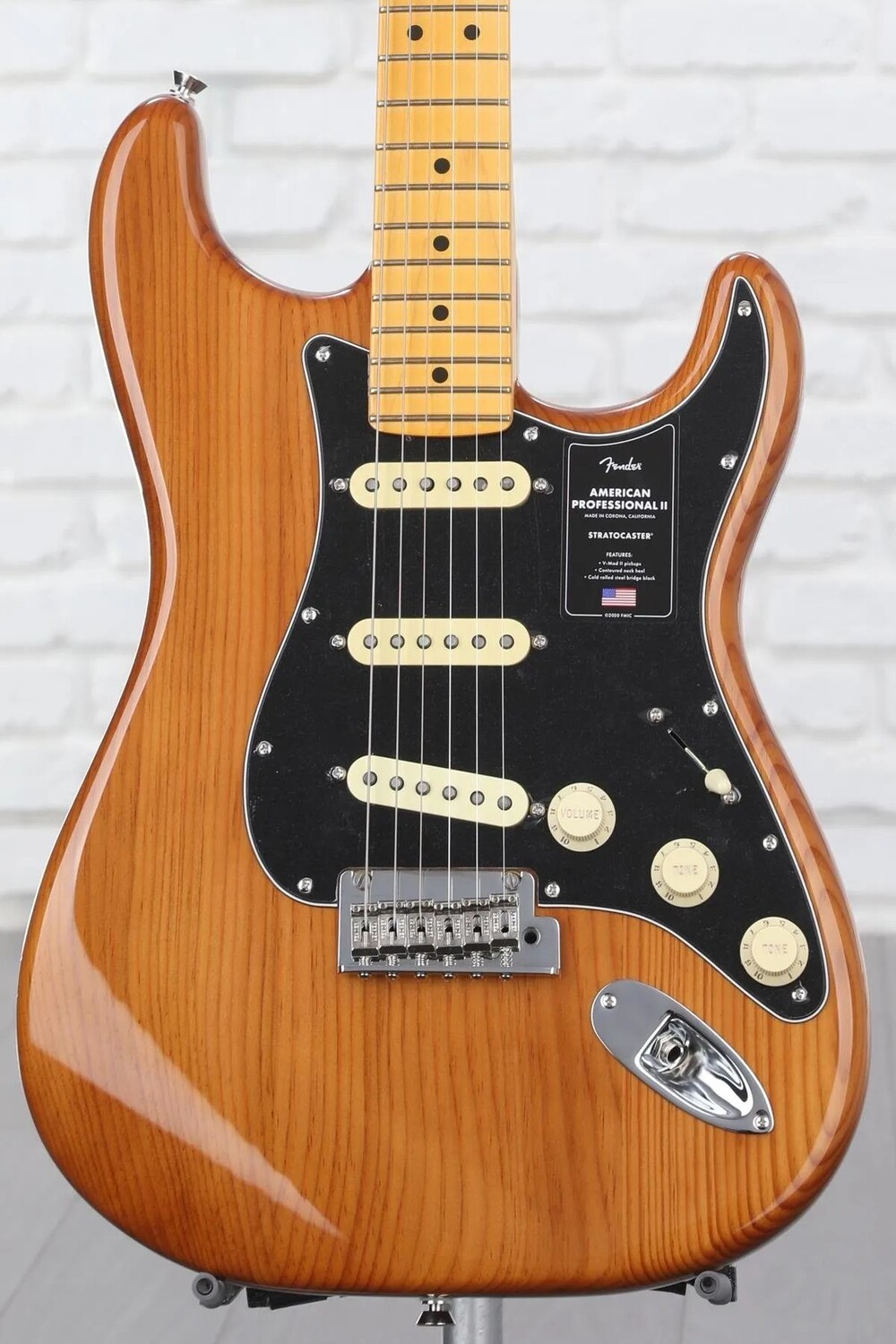 

Fender American Professional II Stratocaster — обожженная сосна, накладка из клена