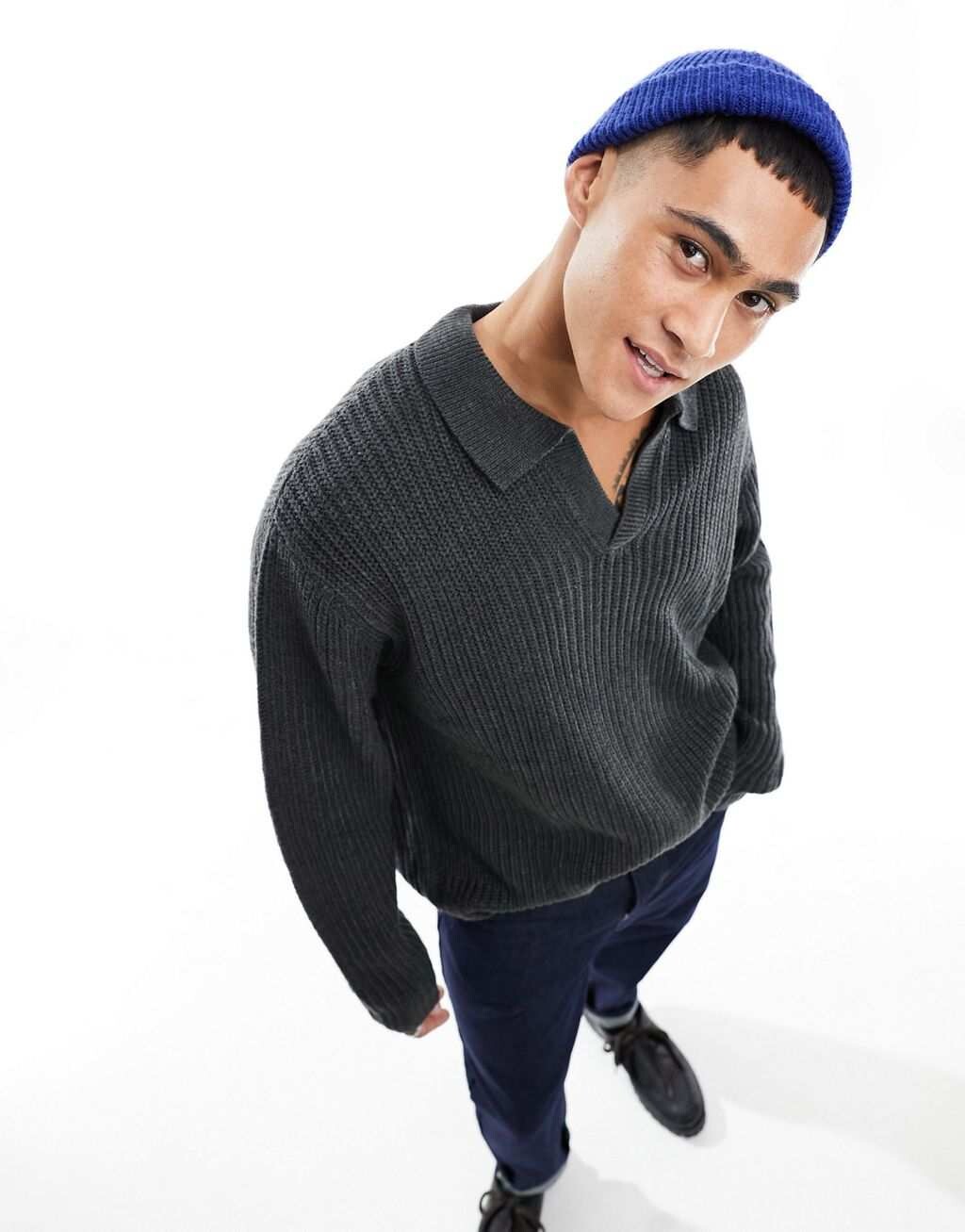 

Темно-серый объемный вязаный джемпер в рубчик с вырезом в рубчик ASOS DESIGN