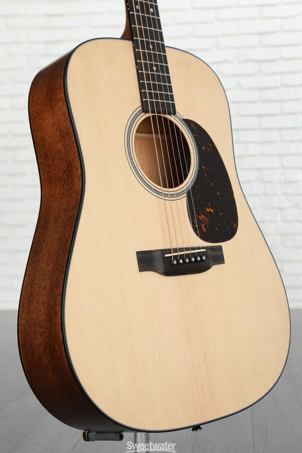 

Акустически-электрическая гитара Martin D-16E из красного дерева - натуральная