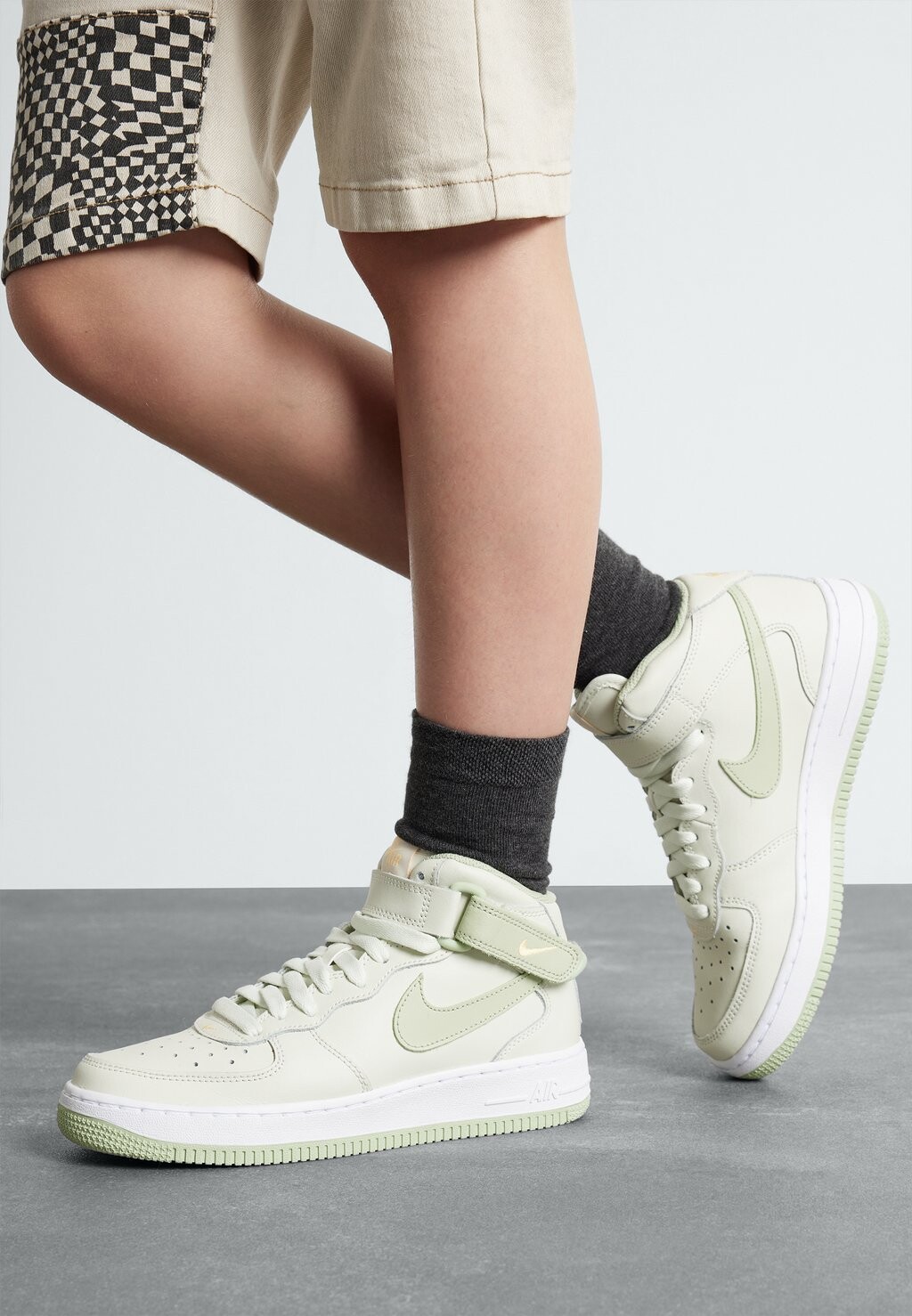 цена Высокие кеды Air Force 1 Mid Unisex Nike, цвет sea glass/honeydew/melon tint/white