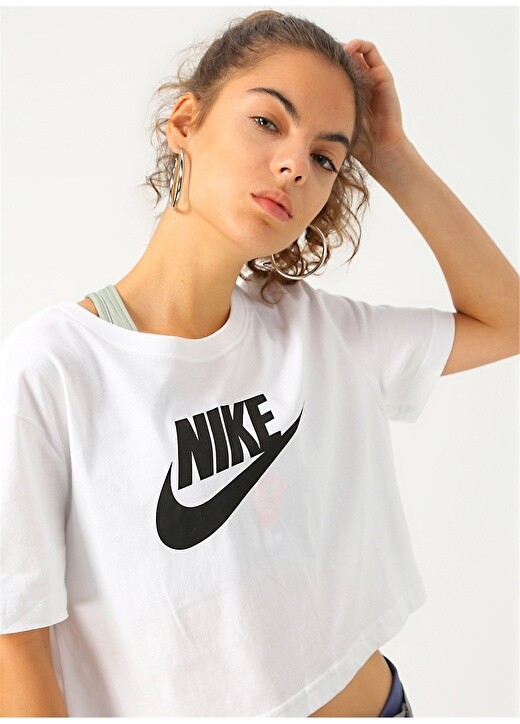 

Белая женская футболка с круглым вырезом и принтом Nike