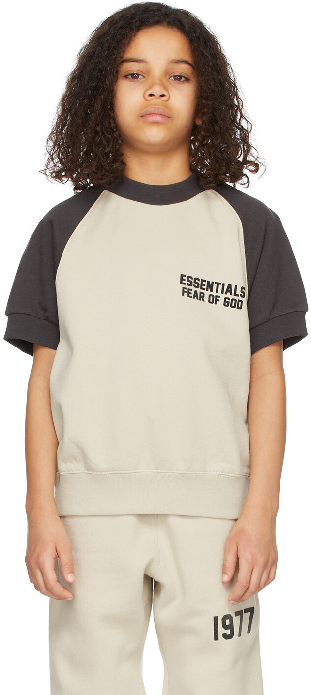

Детский бежевый свитшот с короткими рукавами и цветными блоками Fear of God ESSENTIALS