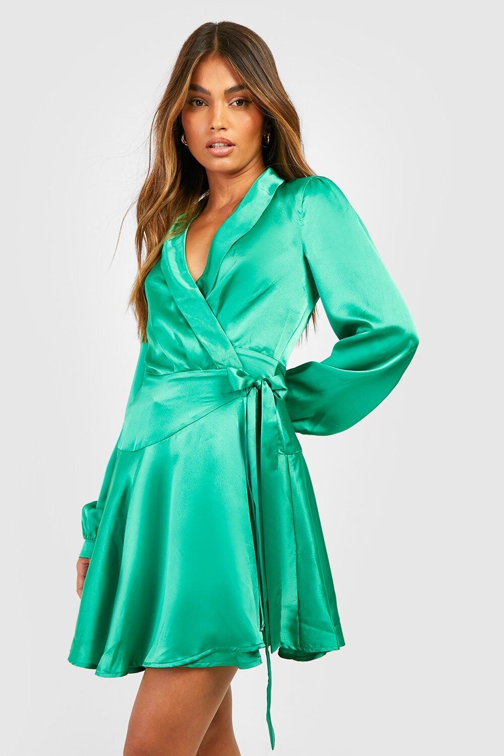

Мини-платье из атласа с запахом Boohoo, зеленый