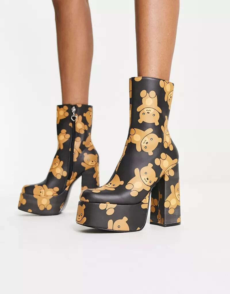 

Ботинки на каблуке на платформе KOI Teddy с принтом в виде медведя Koi Footwear