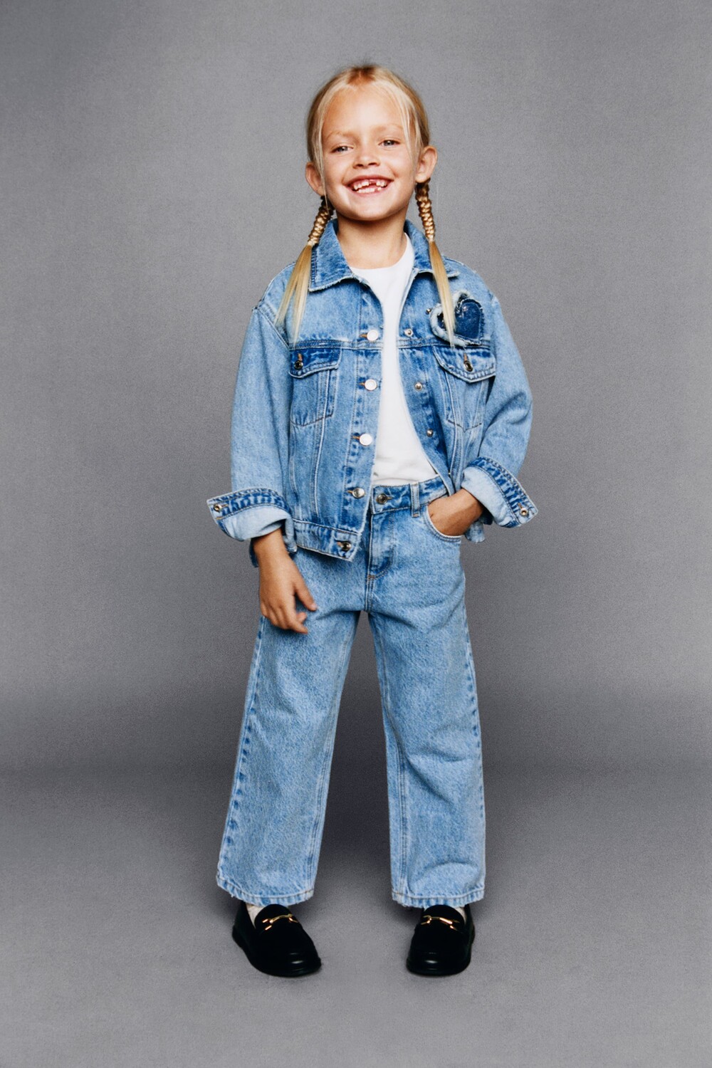 

Джинсовые брюки с сердцем Zara, средне-синий