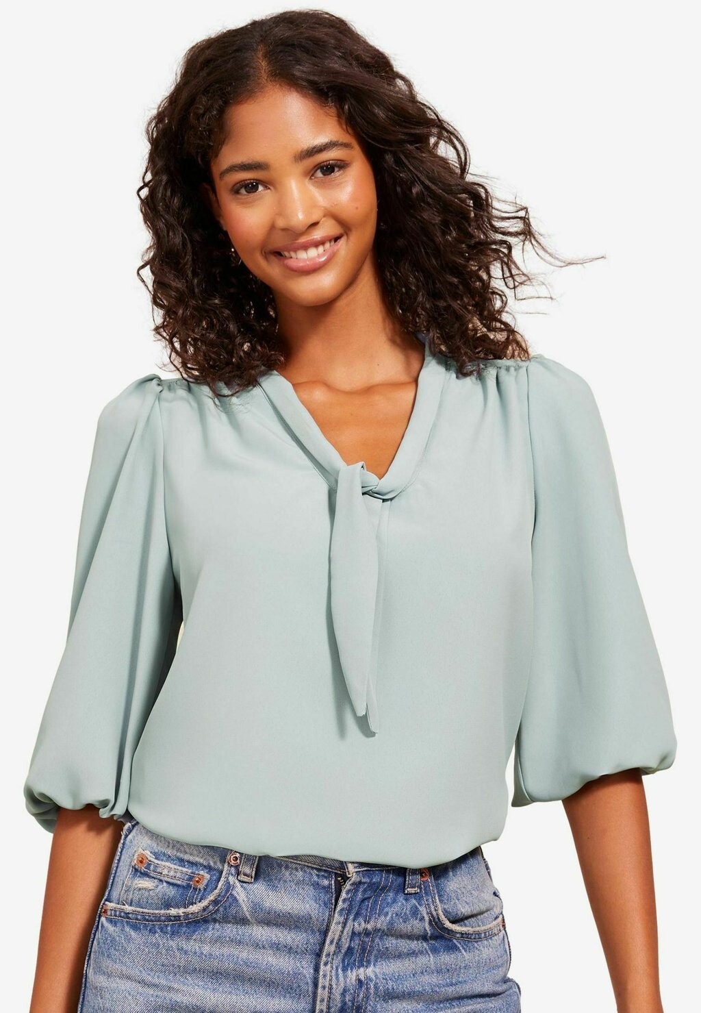 

Блуза BOW FRONT WITH PUFF SLEEVE. REGULAR FIT Friends Like These, синий
