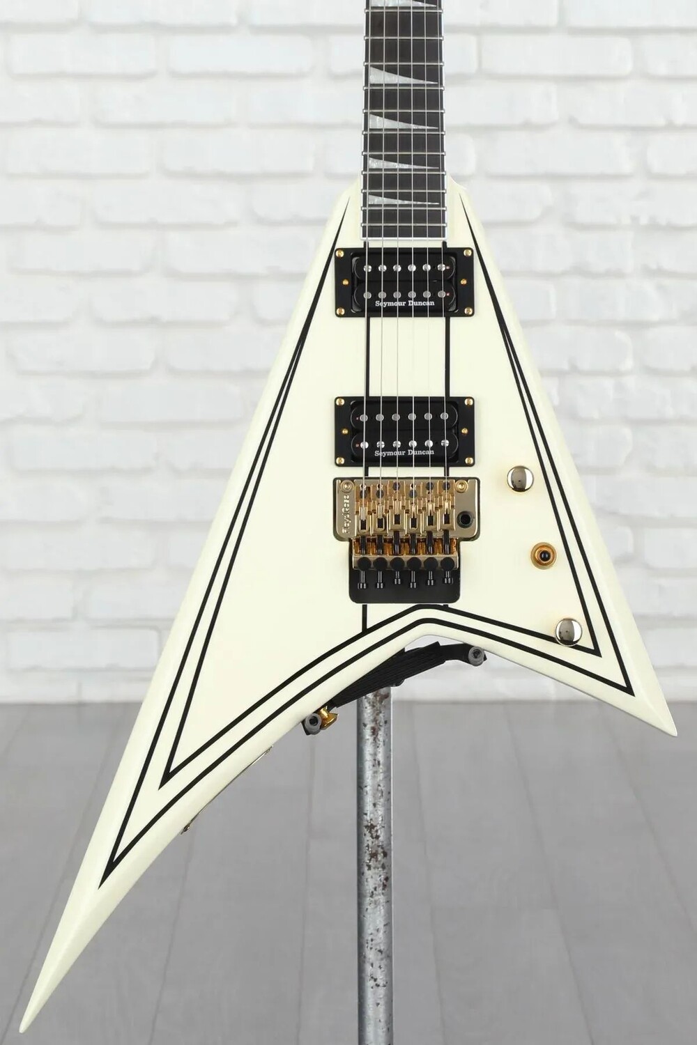 

Jackson Pro Series Rhoads RR3 — цвет слоновой кости с черными полосками