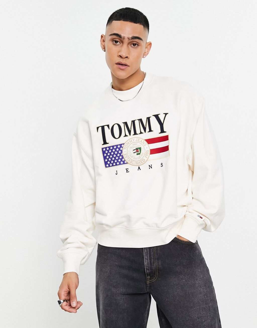 

Белоснежный свитшот с логотипом Tommy Jeans