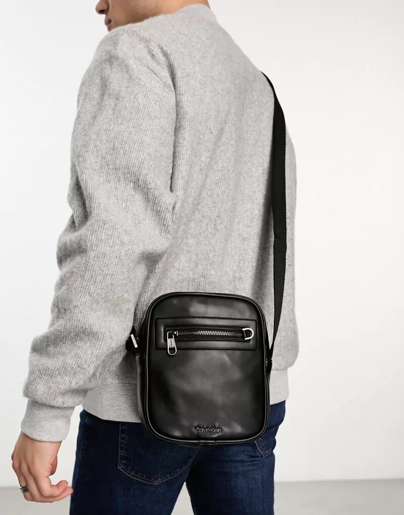 Черная сумка через плечо Calvin Klein Reporter с рельефной монограммой