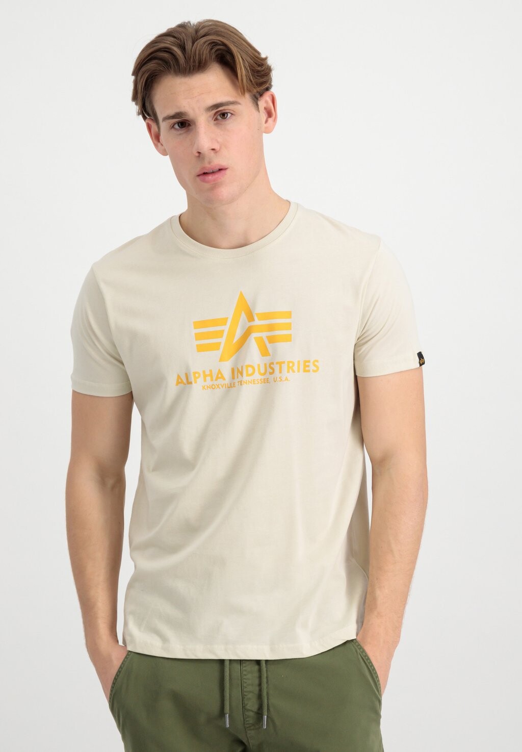 

Футболка с принтом Alpha Industries, молочный