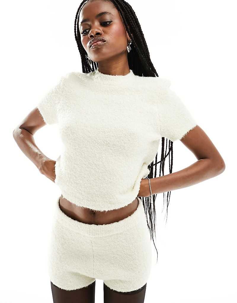 

ASOS DESIGN — Короткая кремовая футболка, связанная пушистой пряжей