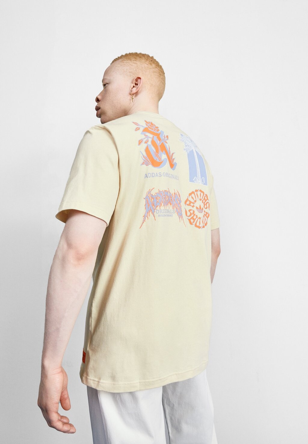

Футболка с принтом adidas Originals, песочный