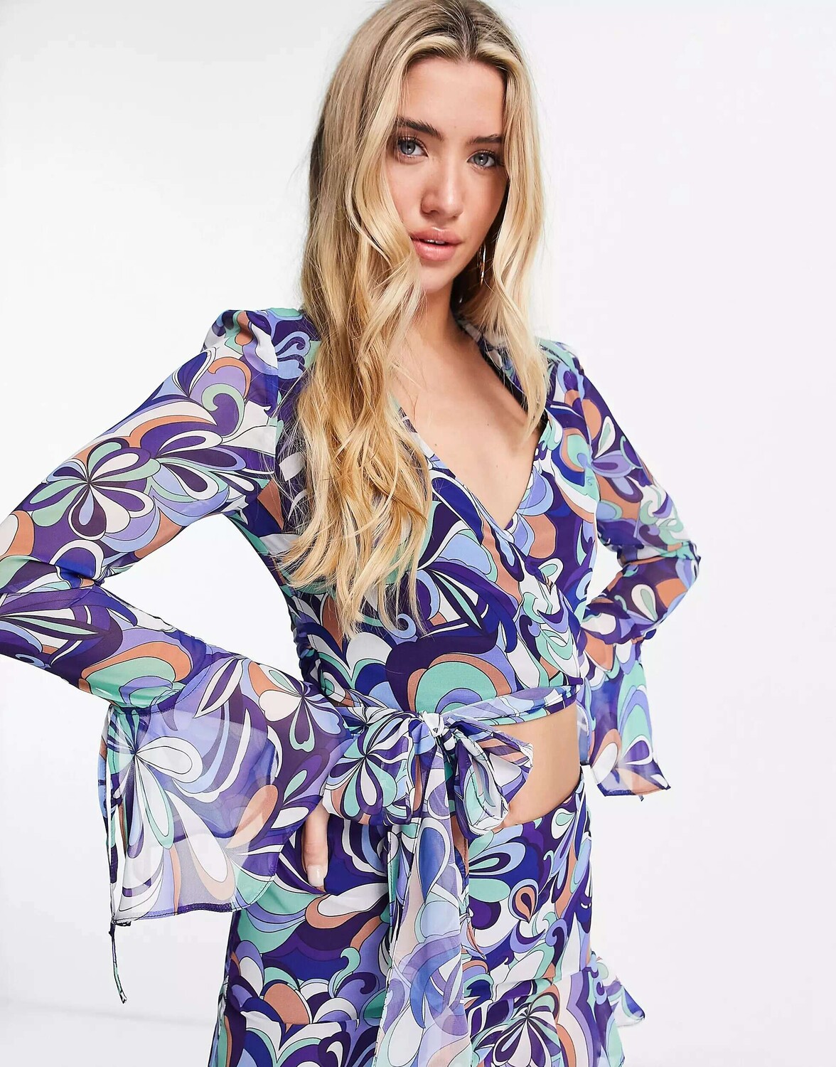 

Блузка с запахом и рюшами на рукавах ASOS с принтом в стиле ретро