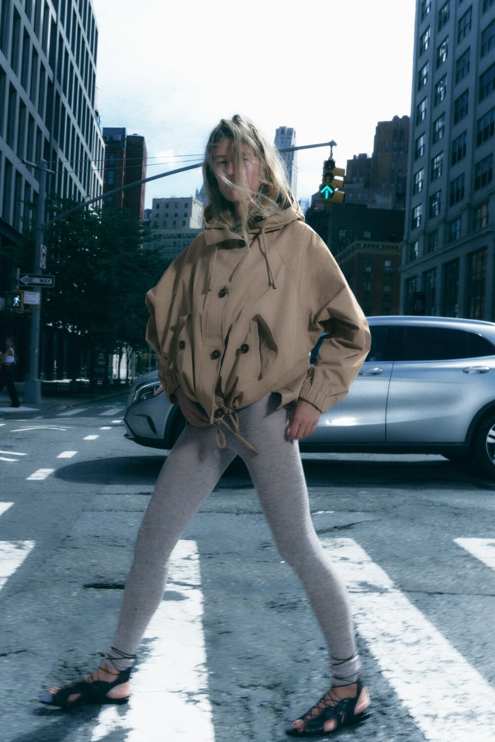 

Короткая парка на пугницах ZARA, коричневый