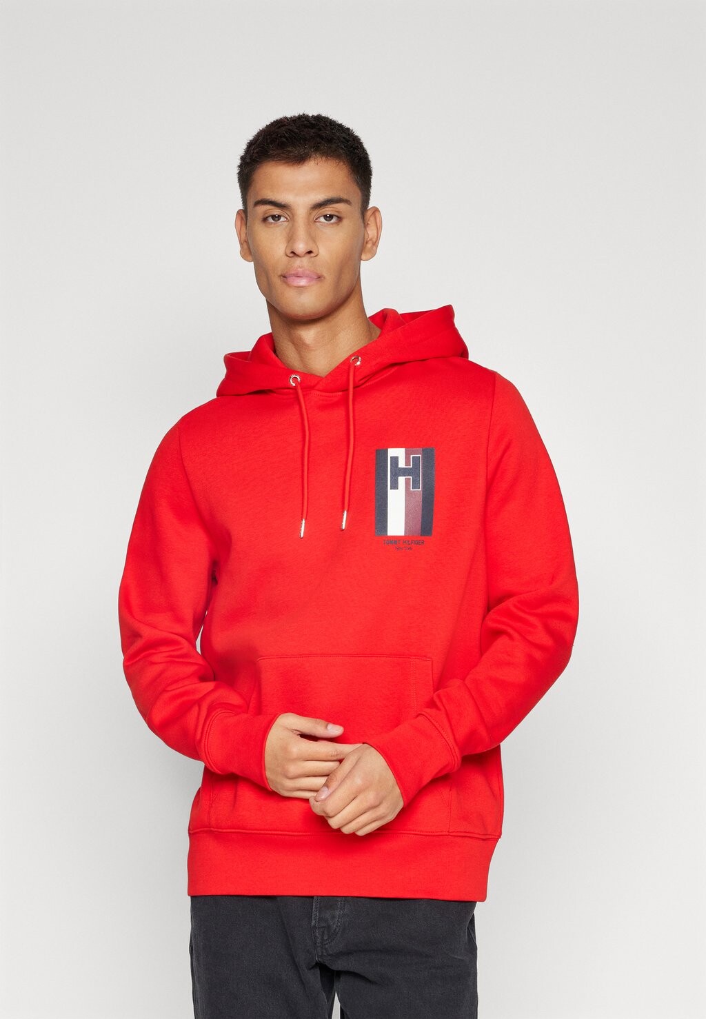 

Толстовка Tommy Hilfiger EMBLEM HOODIE, яростный красный