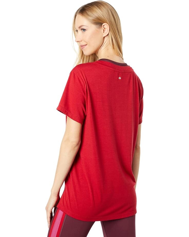 

Футболка THRIVE SOCIETE Relaxed V-Neck Tee, цвет Red Dahlia