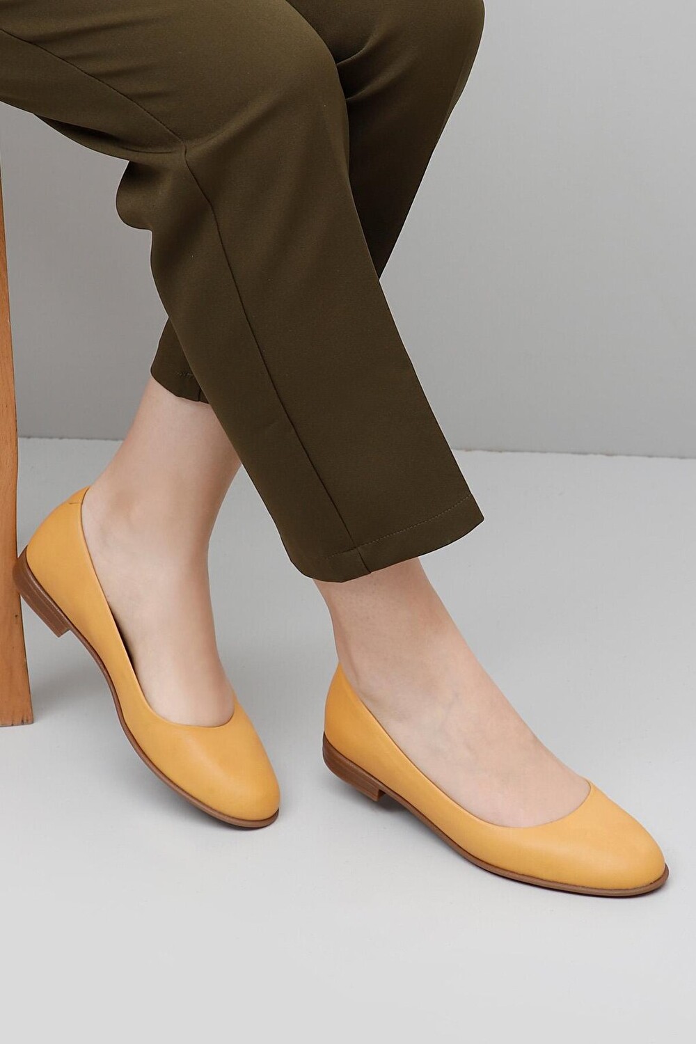 

Женские балетки из натуральной кожи с круглым носком и плоской подошвой 24164 GÖNDERİ(R), горчично-желтый