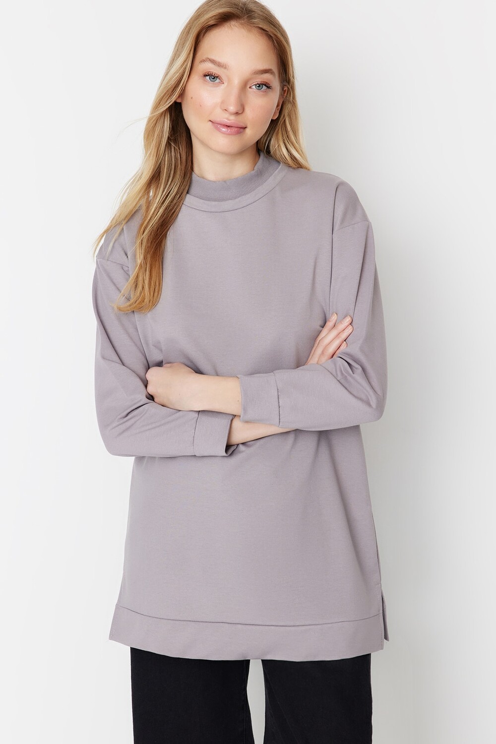 

Серый базовый вязаный свитшот с высоким воротником и разрезом Trendyol Modest