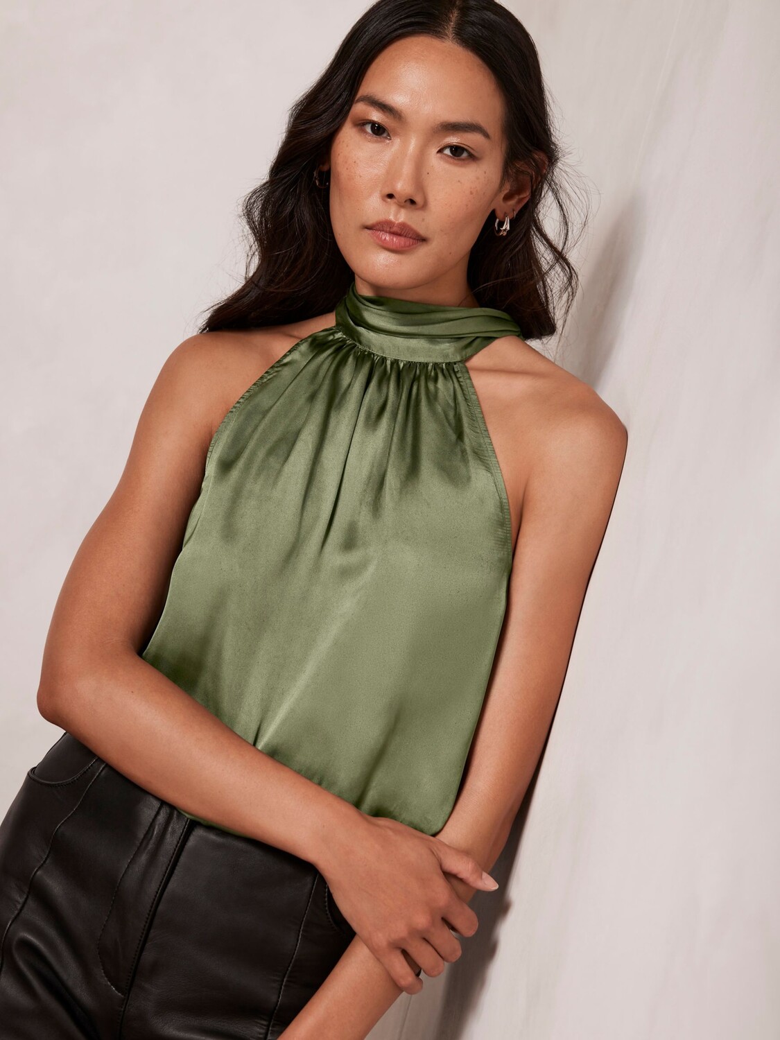 

Атласный топ с бретелькой на шее Mint Velvet, зеленый хаки