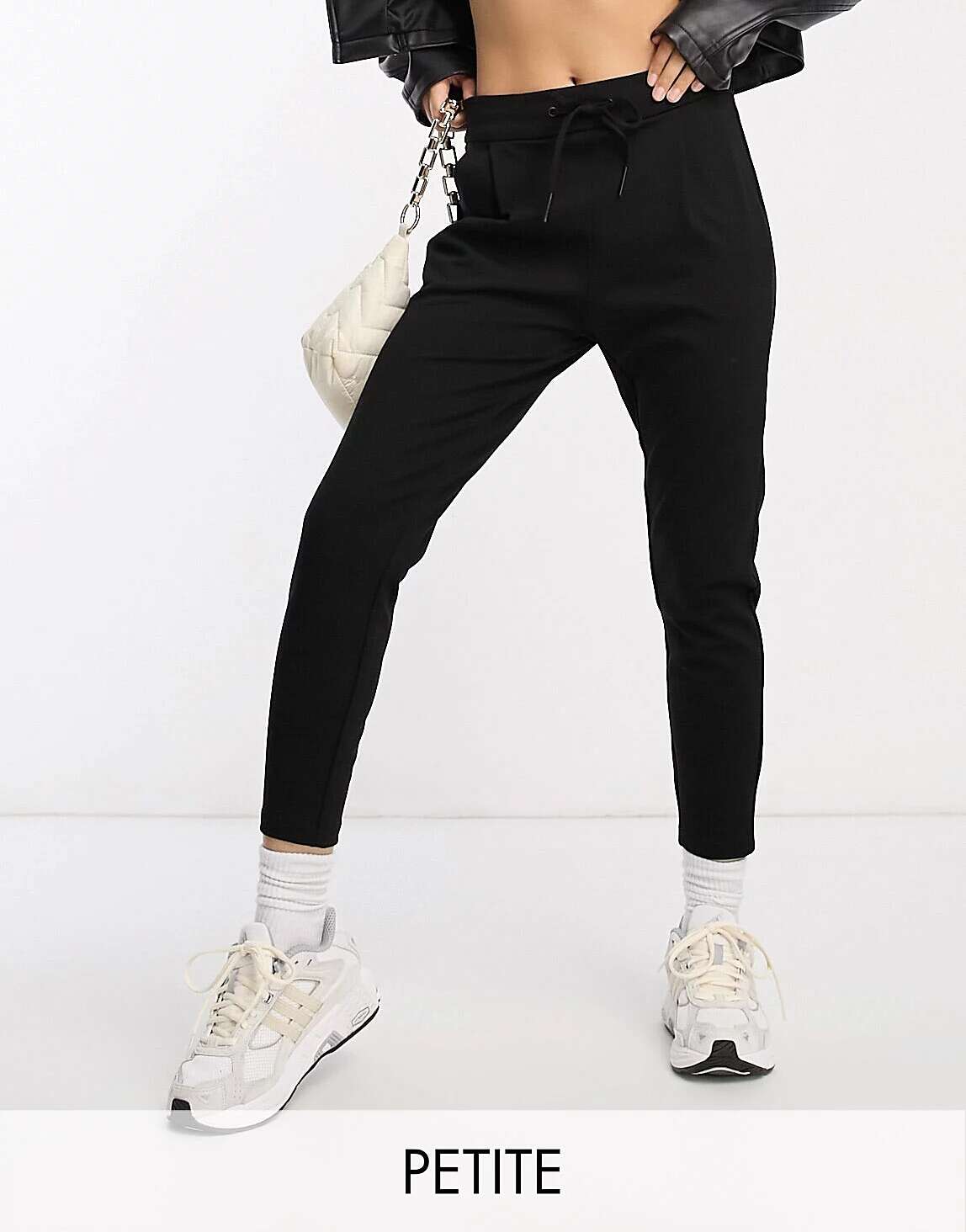 Черные зауженные джоггеры с завязкой на талии Vero Moda белые джинсовые шорты с завязкой на талии vero moda