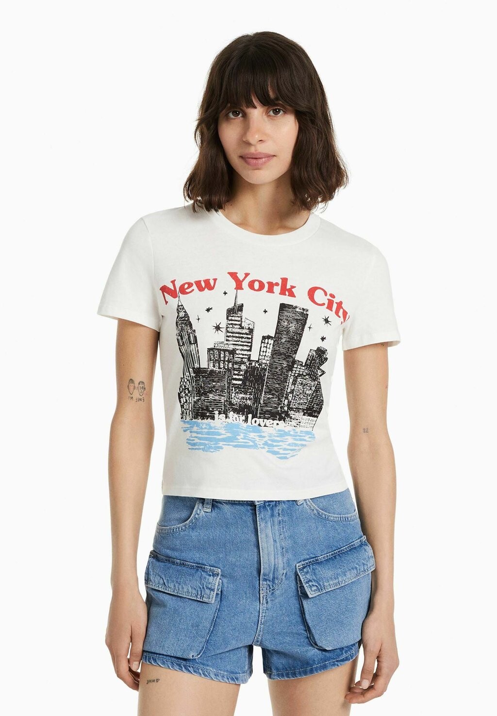 

Футболка с принтом Bershka, бежевый
