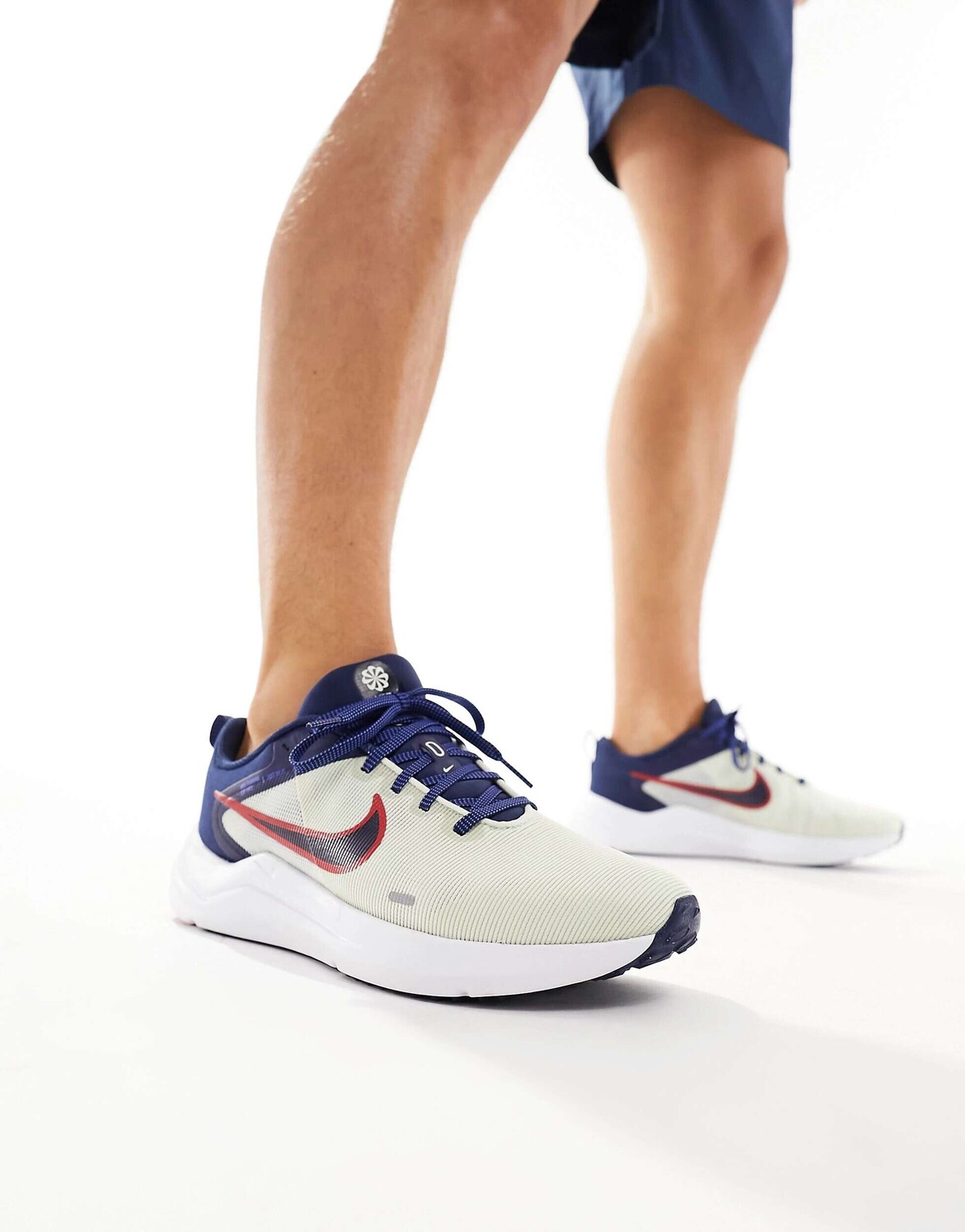 

Кроссовки Nike Downshifter 12 белого и темно-синего цветов Nike, Синий