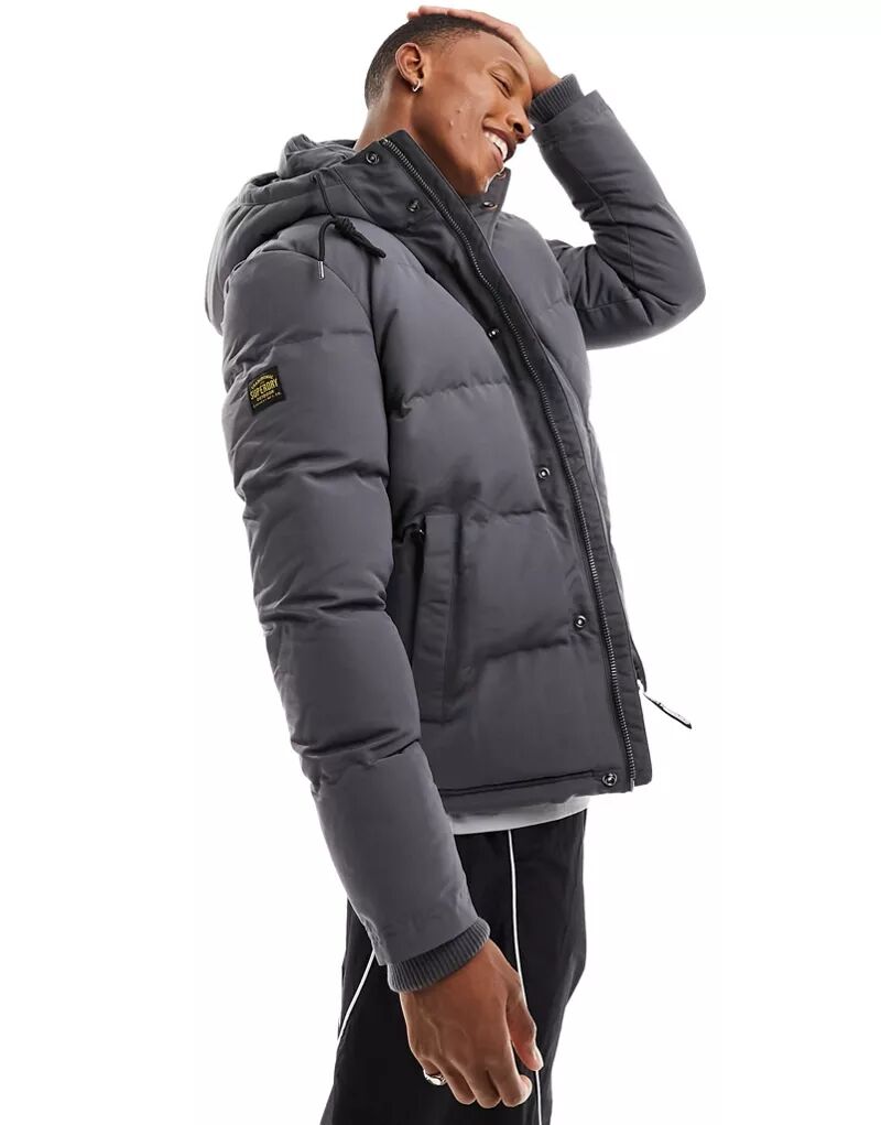 цена Темно-серая укороченная куртка-пуховик с капюшоном Superdry Everest