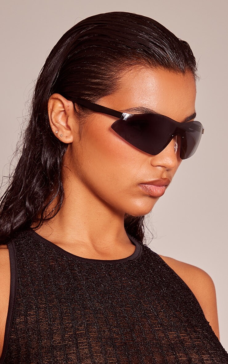 

PrettyLittleThing Черные солнцезащитные очки с изогнутым спортивным козырьком без оправы