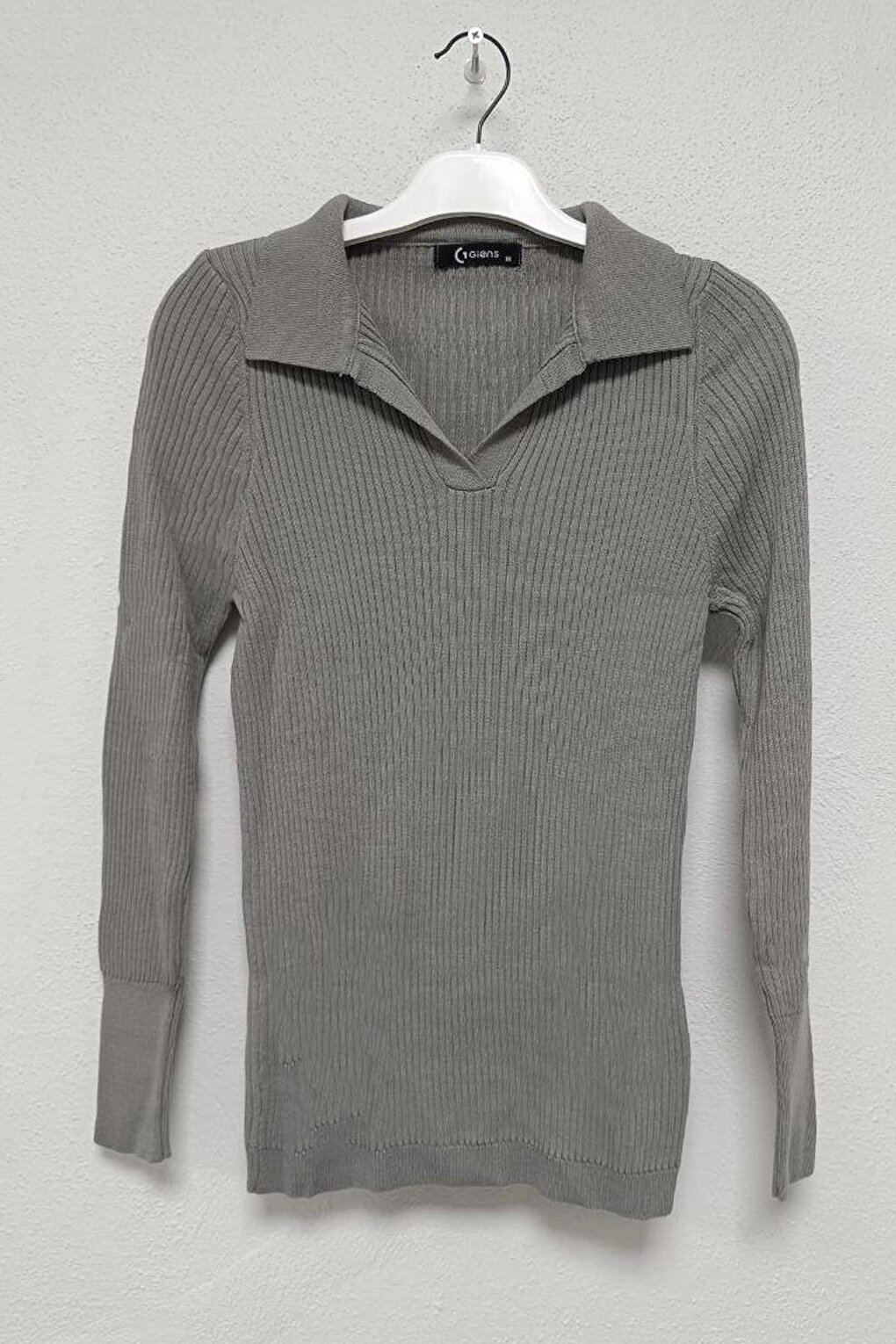 цена Женский серый вязаный свитер в рубчик с воротником-поло Z Giyim