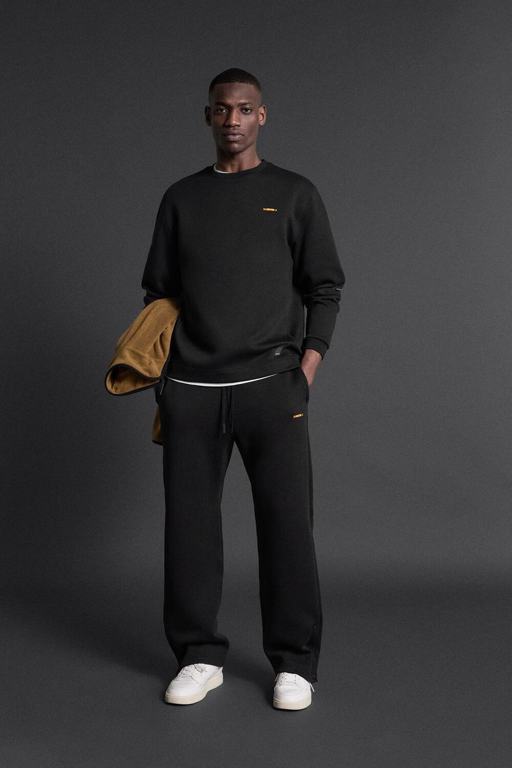 

Спортивные брюки с неопреновым эффектом ZARA, черный
