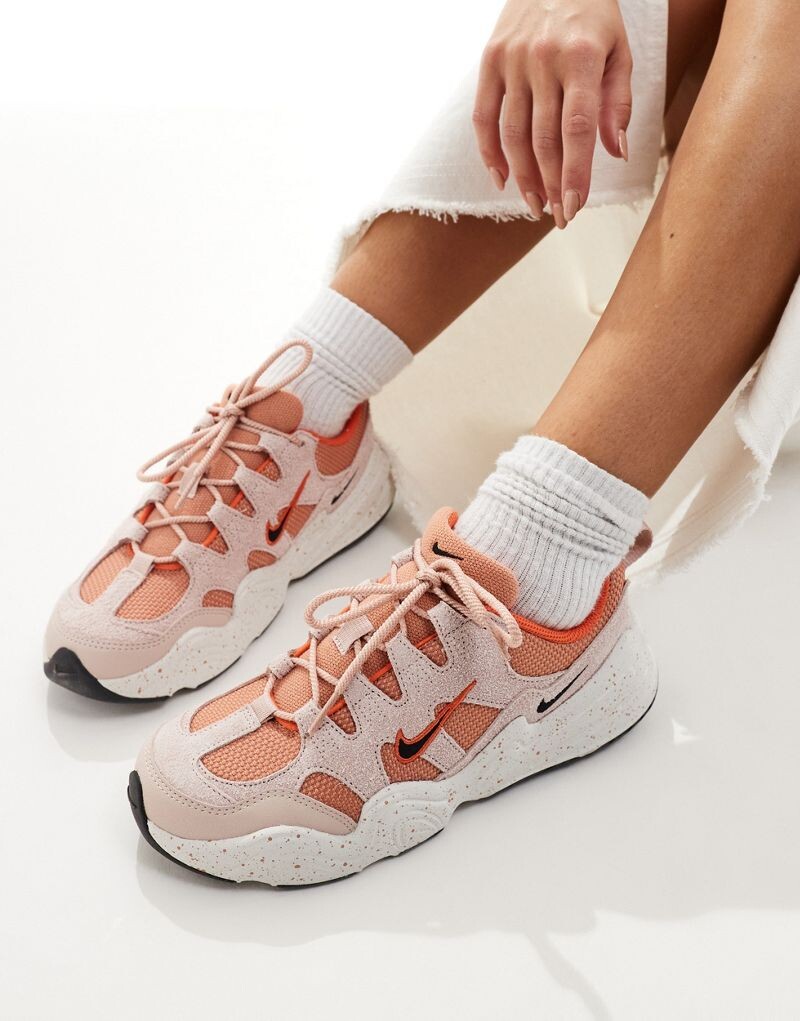 

Оранжево-розовые кроссовки Nike Tech Hera