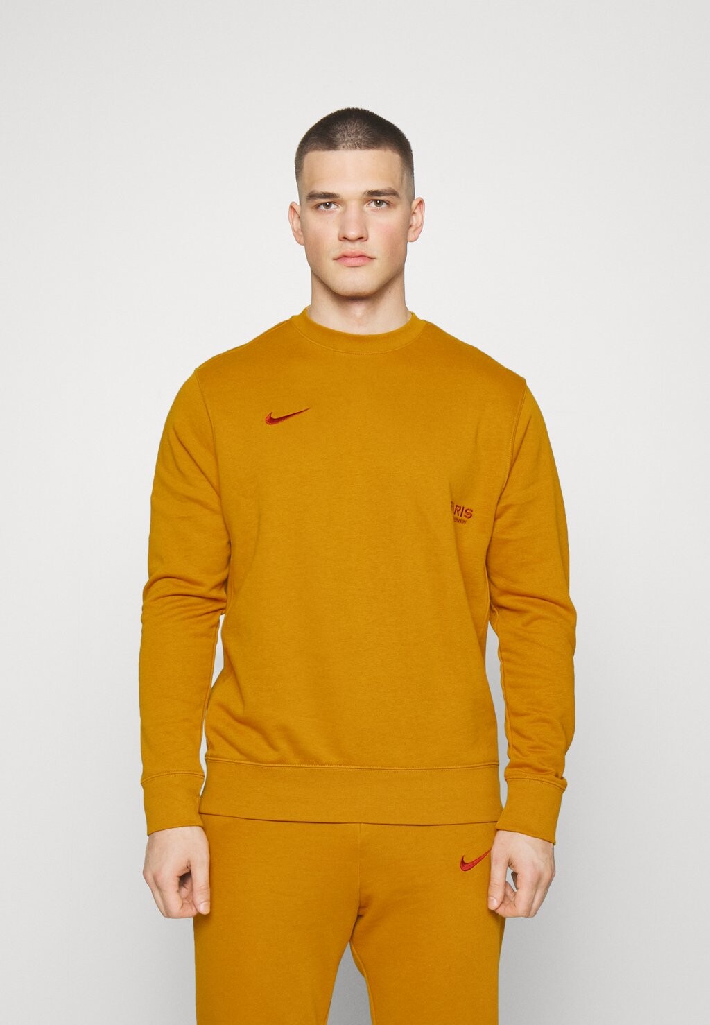 

Team PSG M NSW CLUB CRW FT SE Nike, золотистая замша/красная команда, Красный