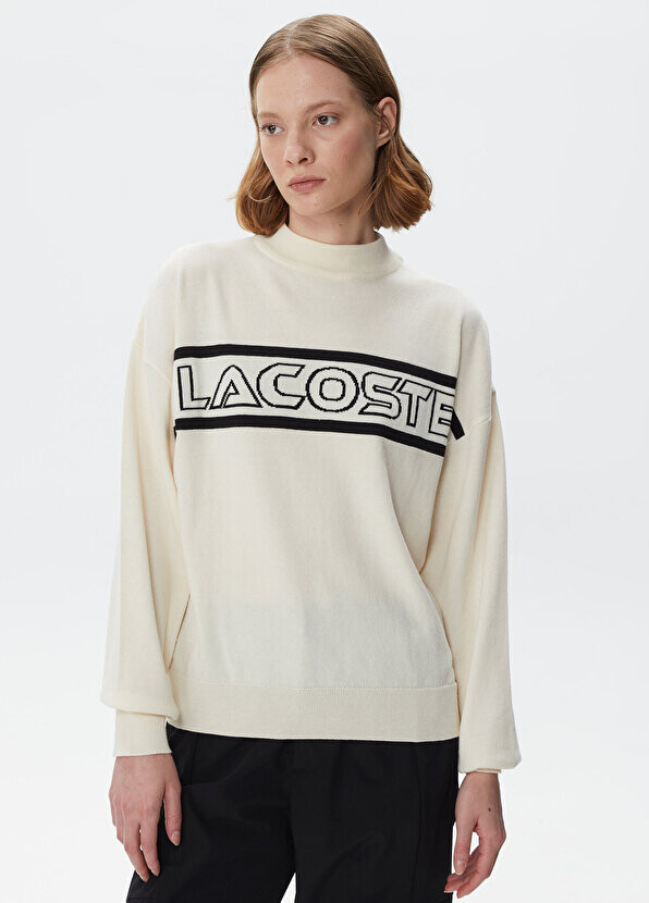 

Белый женский свитер обычного кроя с высоким воротником и принтом Lacoste