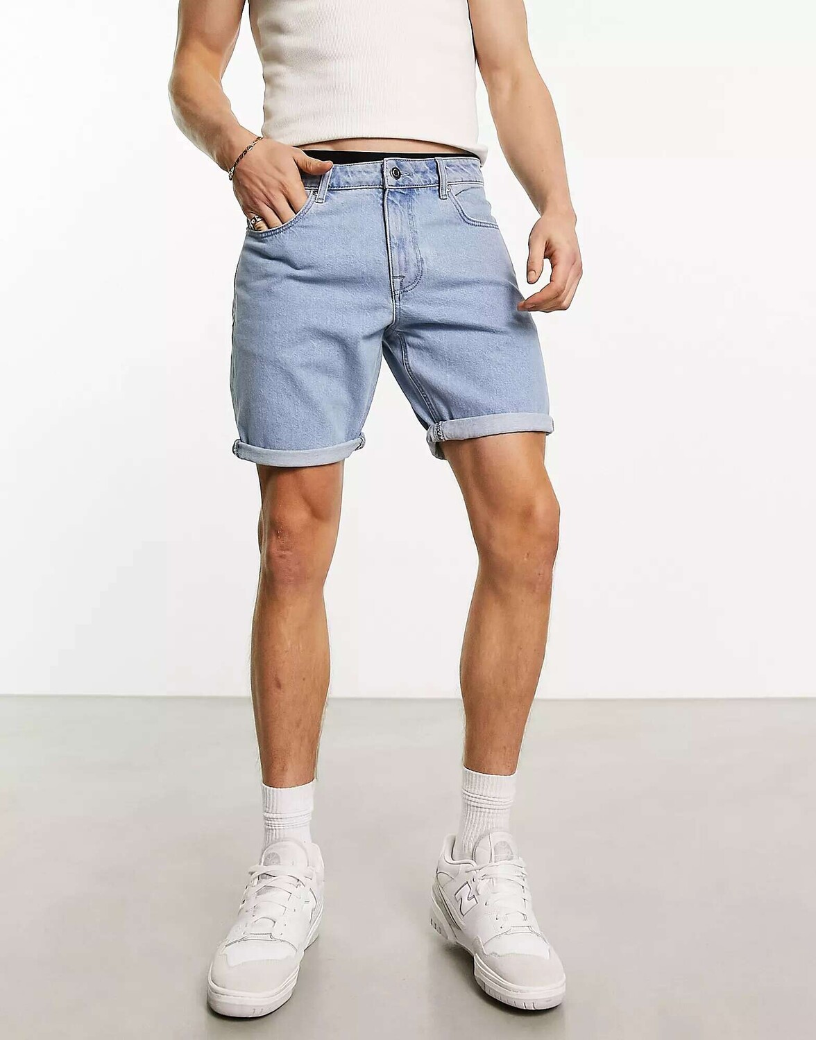 

Узкие джинсовые шорты средней длины ASOS светло-синего цвета