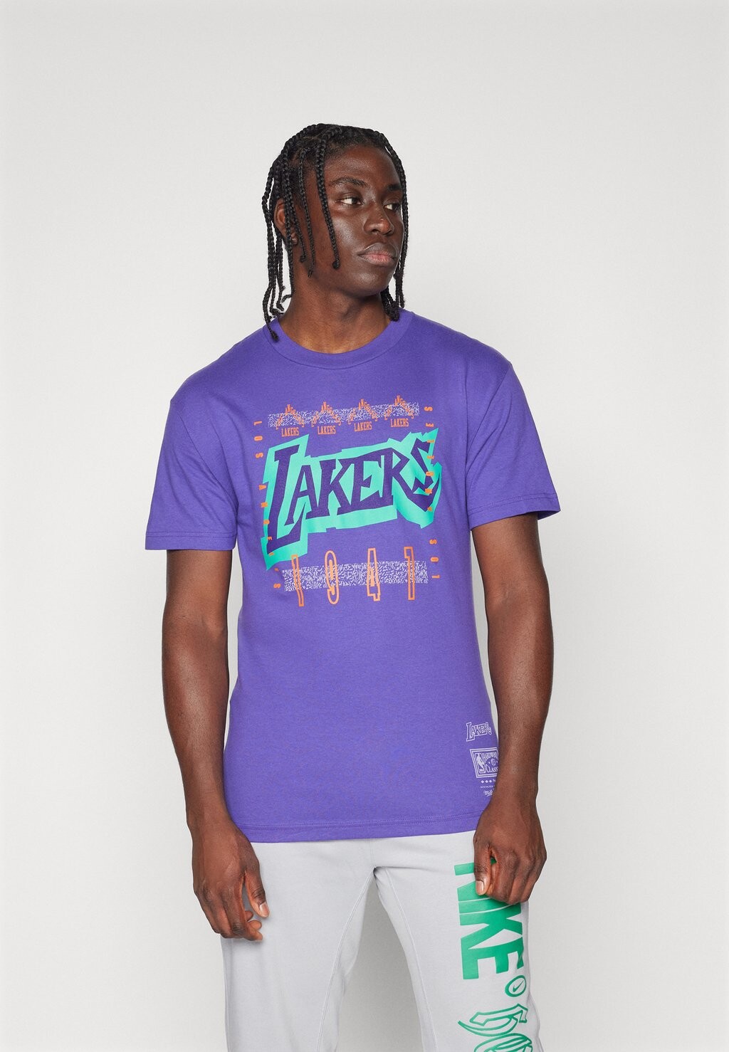 

Футболка с символикой NBA LOS ANGELES LAKERS 90S REFLECTIVE STATIC PREMIUM TEE Mitchell & Ness, цвет purple