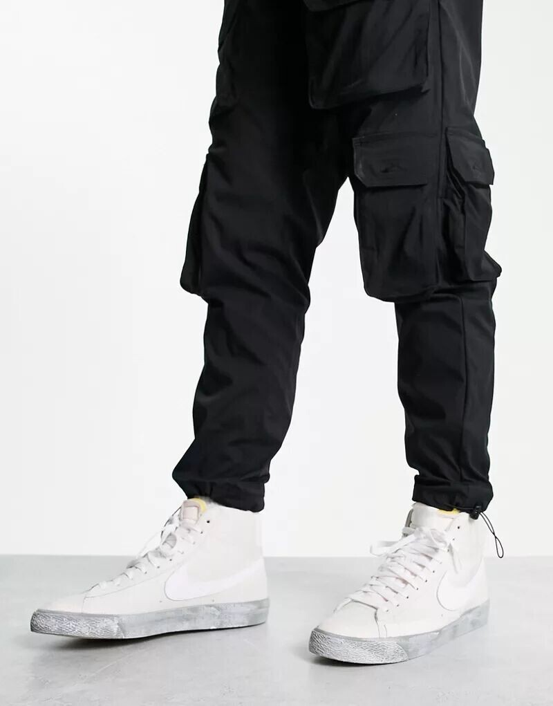 

Белые кроссовки Nike Blazer Mid '77 на серой подошве