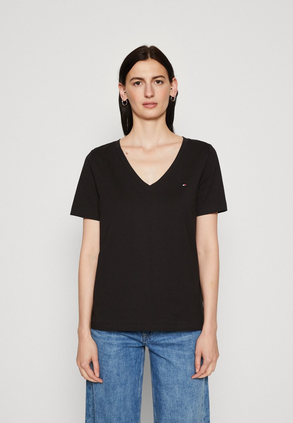 

Базовая футболка MODERN REGULAR V Tommy Hilfiger, черный