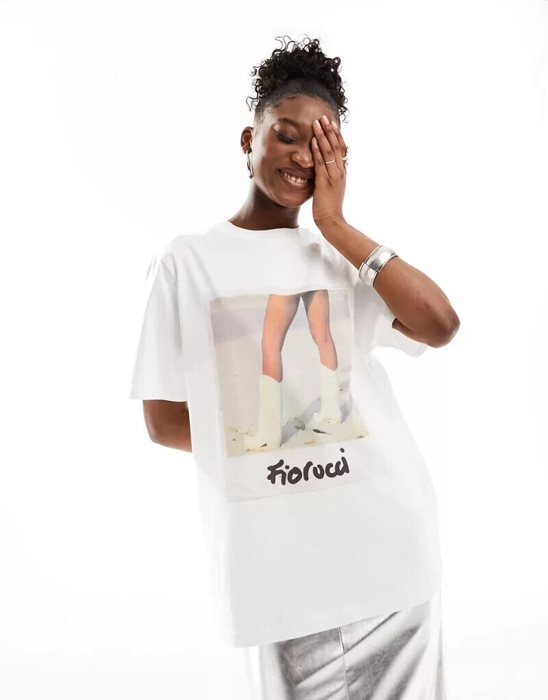

Белая непринужденная футболка Fiorucci с полароидным принтом ковбойских сапог