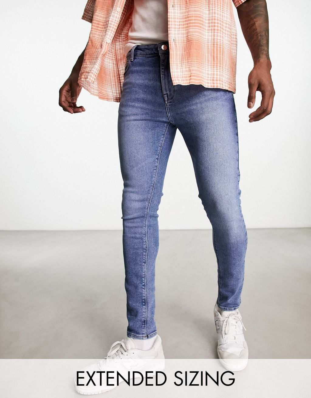 

Синие эластичные джинсы с эффектом спрея ASOS DESIGN