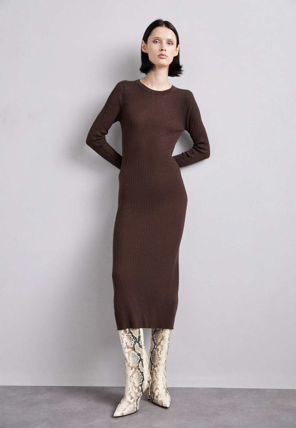 

Платье Punto Filippa K ПЛАТЬЕ, цвет dark choco