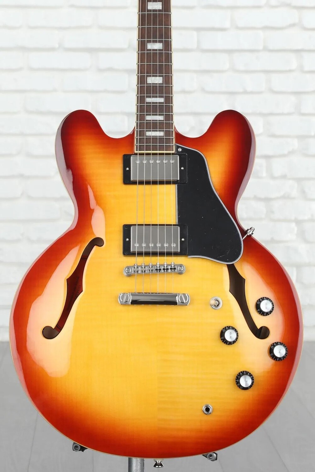 

Электрогитара Epiphone ES-335 с фигурным полуполым корпусом — Raspberry Tea Burst