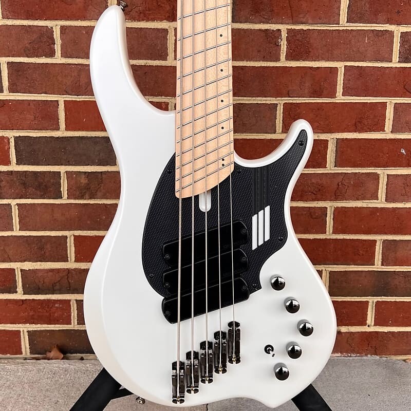 

Басс гитара Dingwall NG3 5-String, Ducati Matte White, Maple Fretboard, Matching Headstock, Dingwall Gig Bag