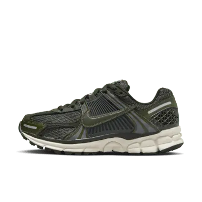 

Кроссовки Nike Zoom Vomero 5, цвет Cargo Khaki/Sail/Metallic Silver/Sequoia