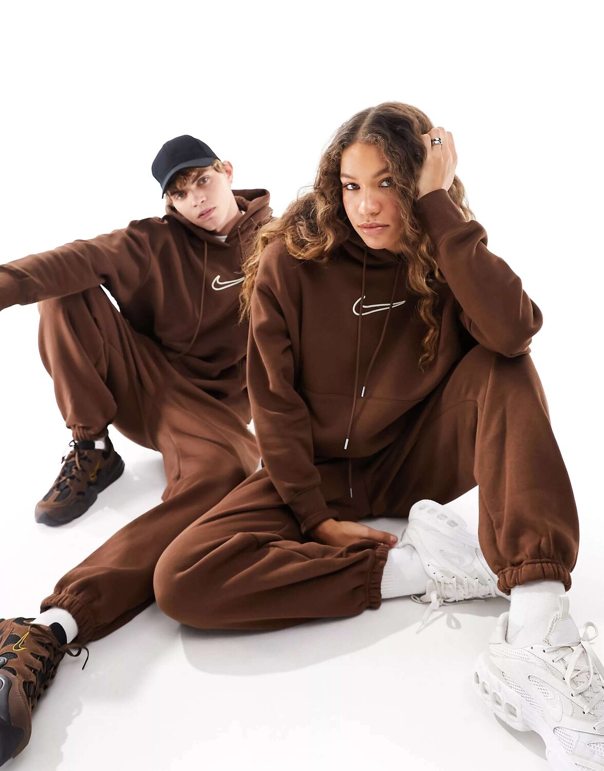 

Худи унисекс Nike Midi Swoosh коричневого цвета