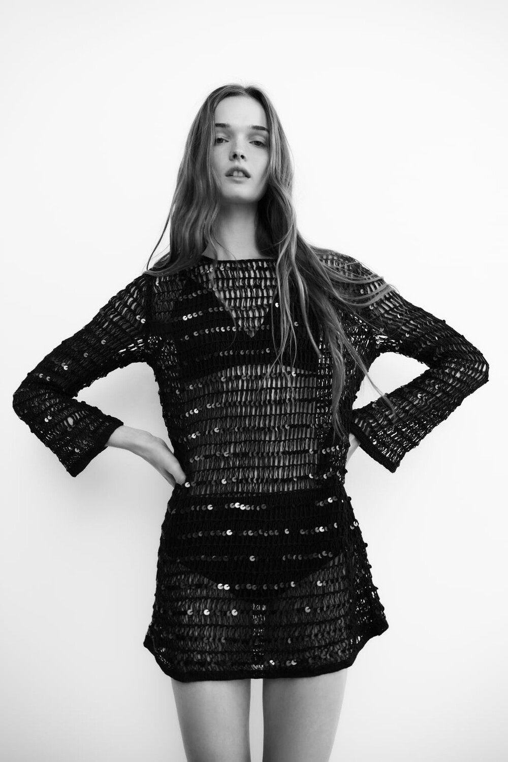 

Короткое трикотажное платье с пайетками ZARA, черный