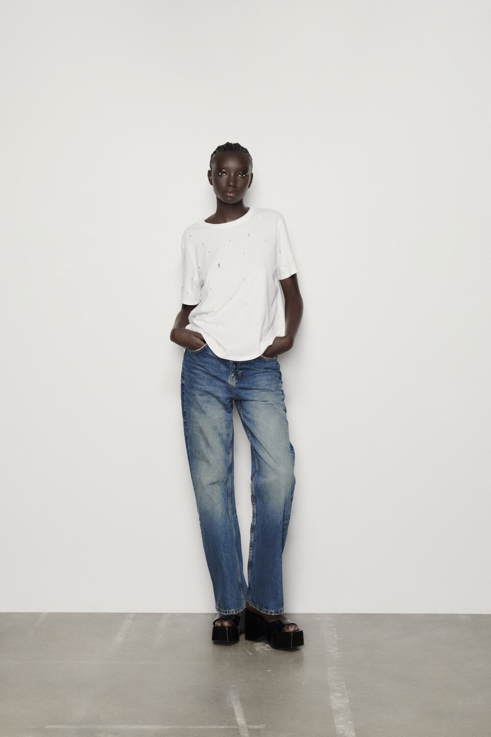 

Футболка, украшенная драгоценными камерами спереди Zara, белый