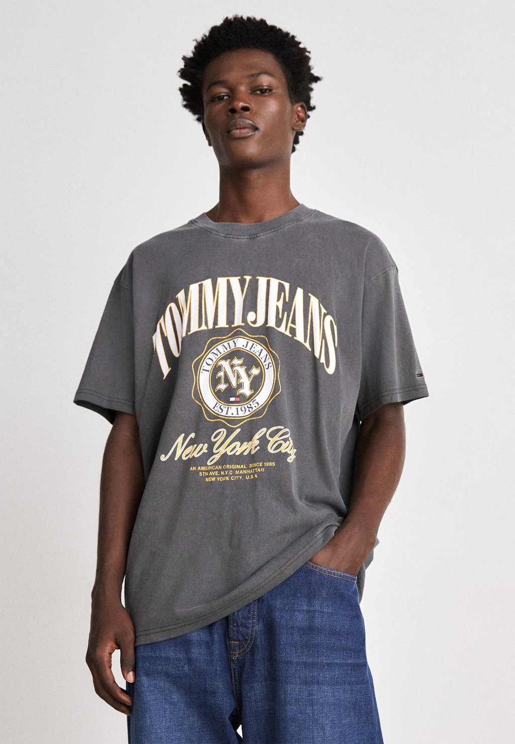 

Футболка с принтом LUXE VARSITY TEE UNISEX Tommy Jeans, черный