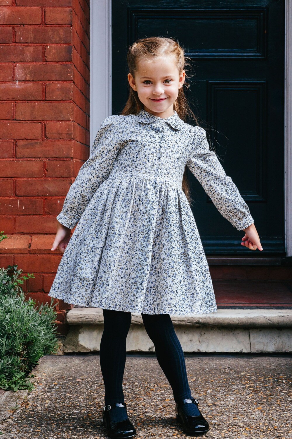 

Синее хлопковое платье Izzy с цветочным узором Trotters London, синий