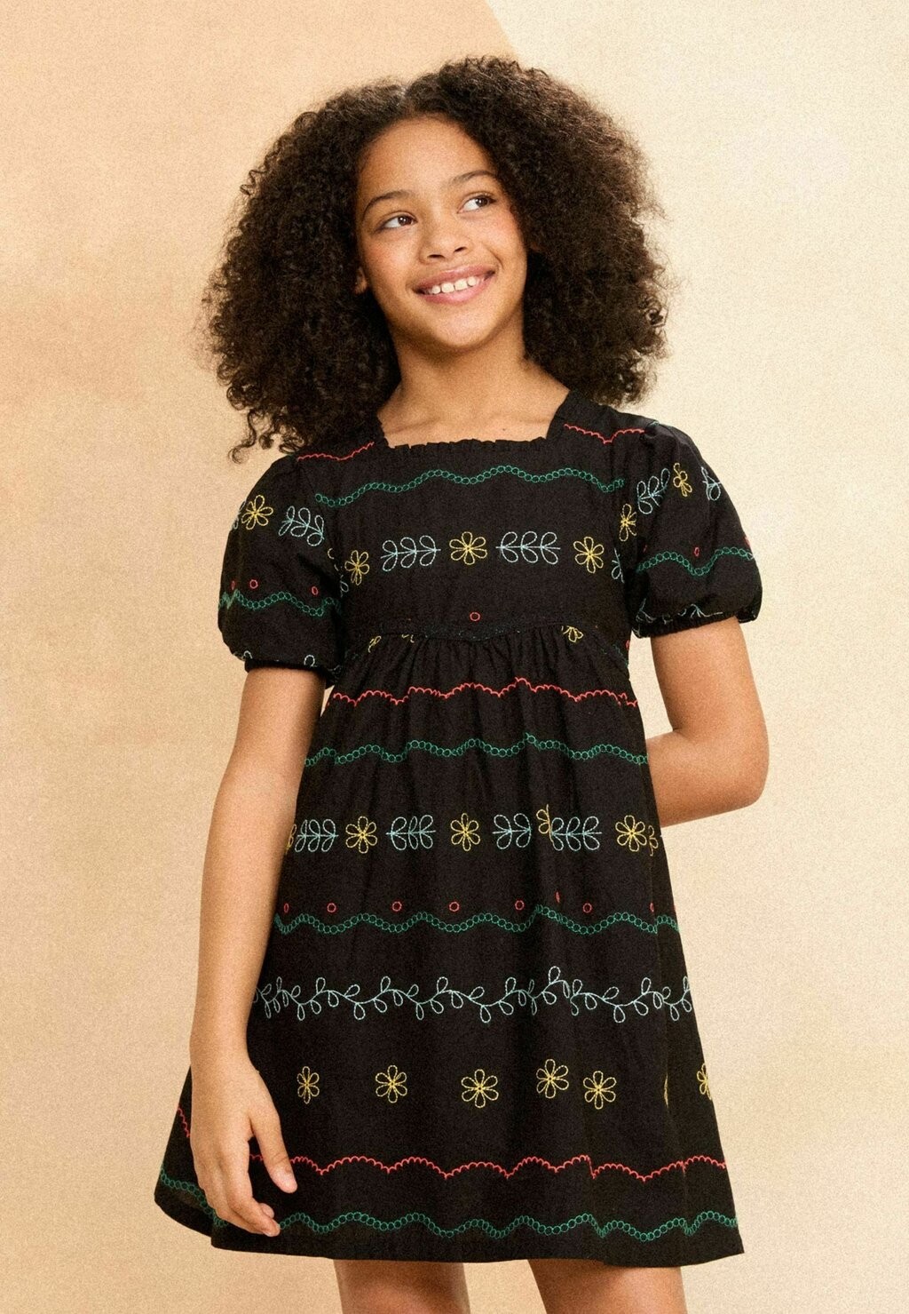 

Повседневное платье CONTRAST EMBROIDERY SMOCK REGULAR FIT Love & Roses, черный